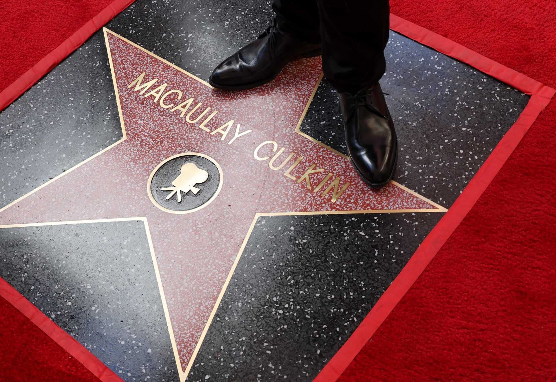 Macaulay Culkin recibió una estrella en el Paseo de la Fama de Hollywood