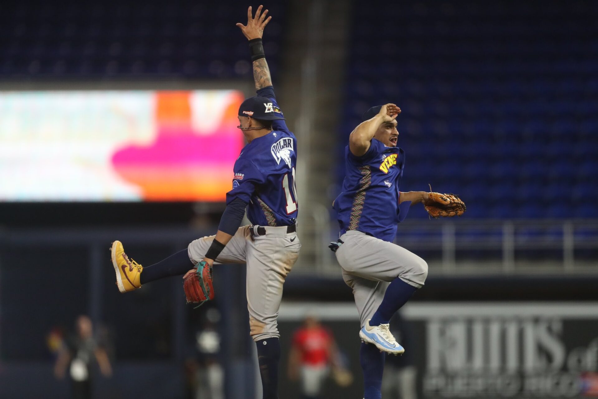 Tiburones armó un rally para derrotar a Naranjeros en la Serie del Caribe