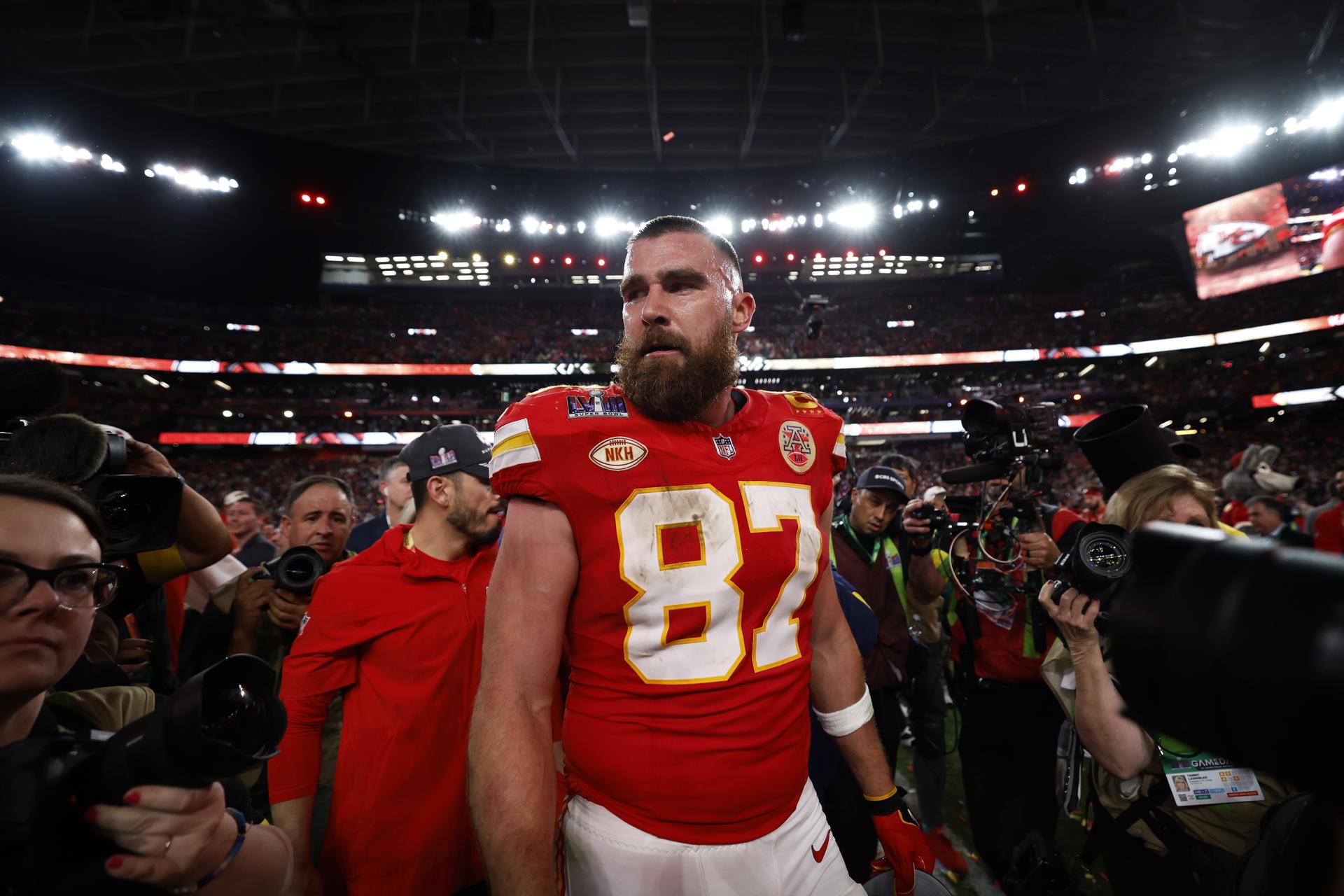 Tom Brady justifica empujón de Travis Kelce a su entrenador en el Super Bowl