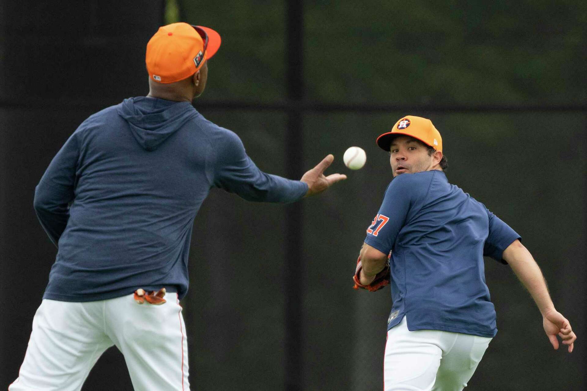 Altuve se alista para jugar en el jardín izquerdo