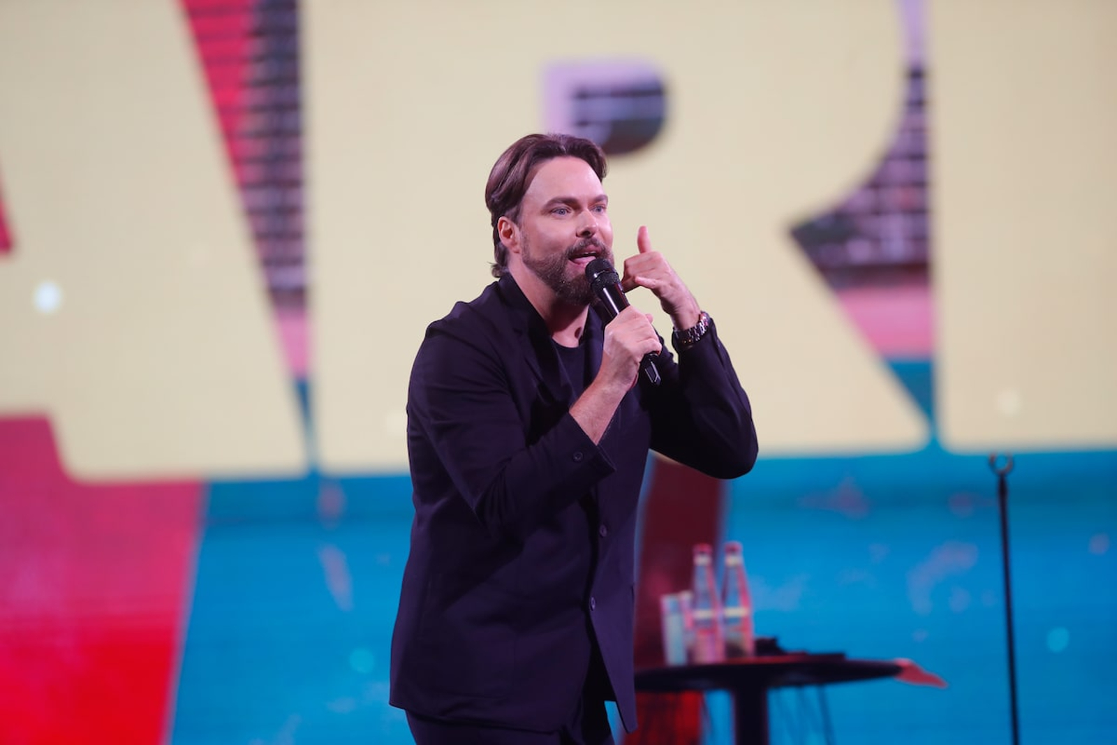 Políticos y artistas venezolanos defienden a George Harris