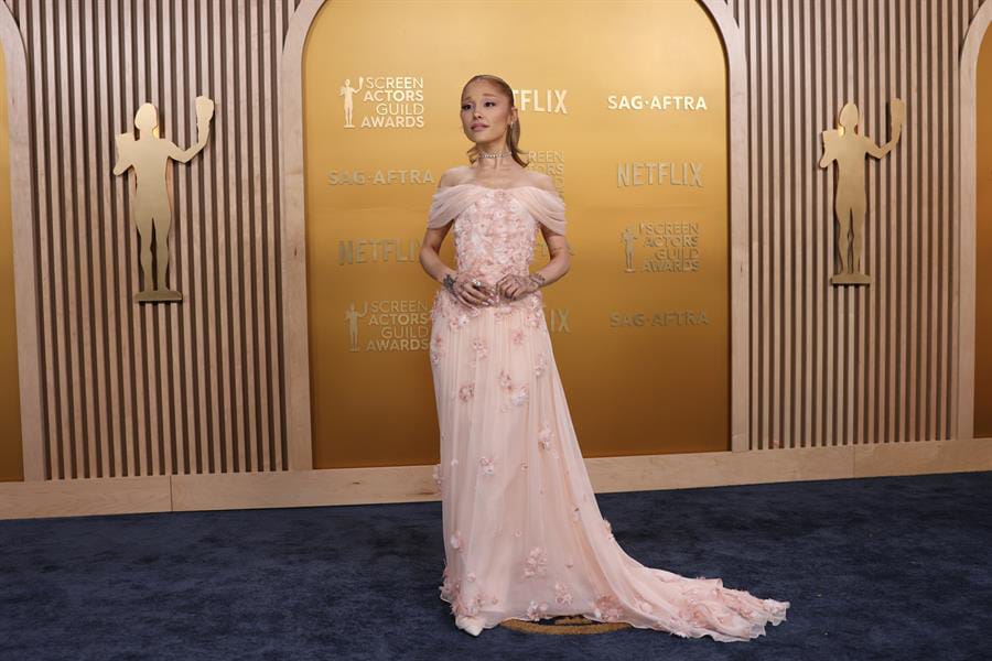 Ariana Grande sana heridas en la versión extendida de ‘Eternal Sunshine’