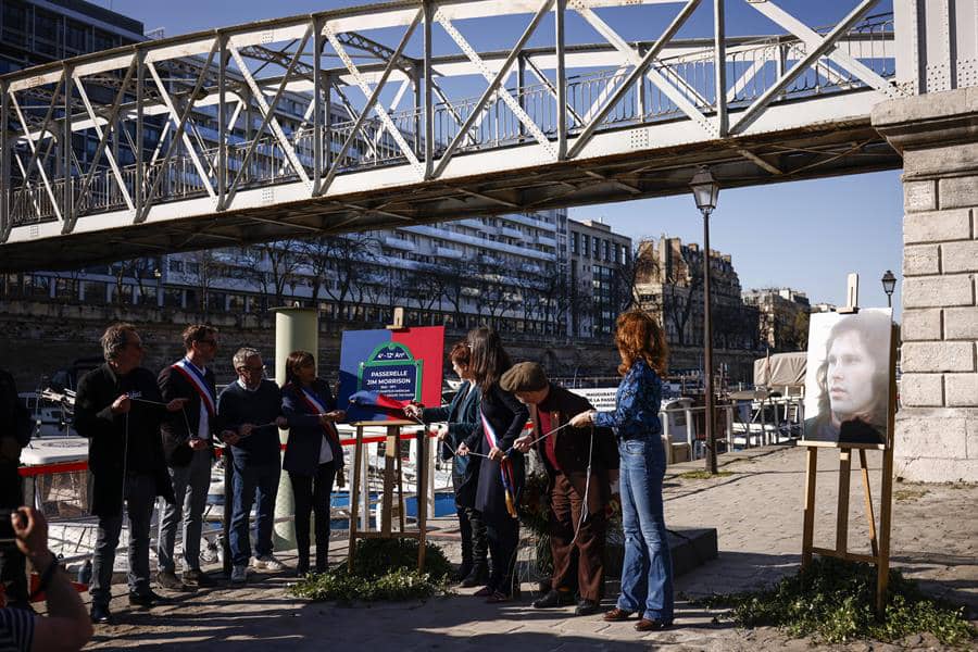 París rinde homenaje a Jim Morrison dedicándole una pasarela