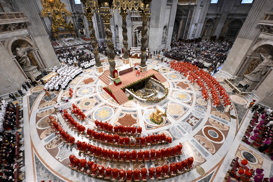 Cardenales se encierran en la Capilla Sixtina para iniciar el cónclave