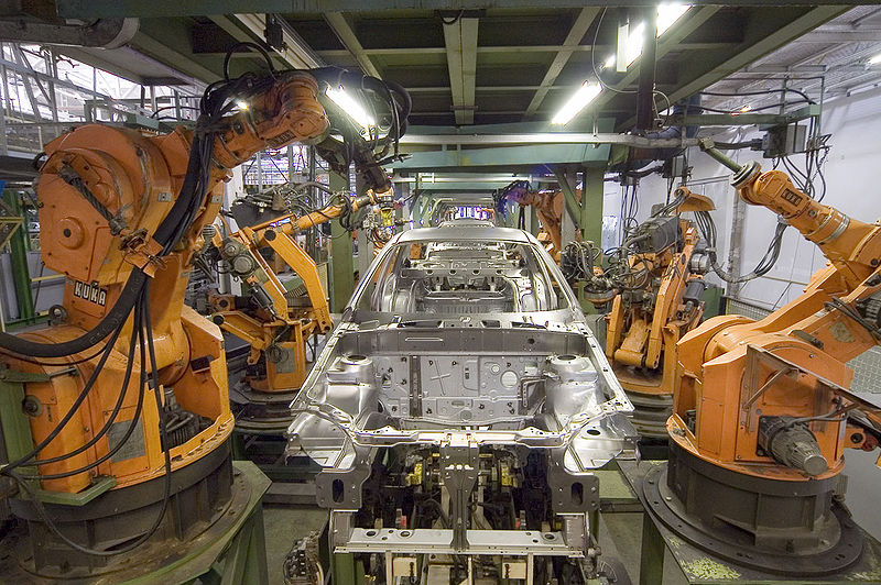 Los robots están desplazando la mano de obra humana en la industria.