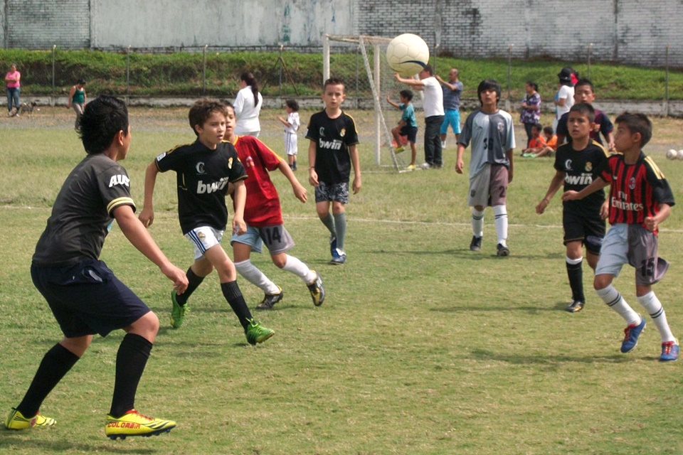 Yammine - Niños jugando futbol