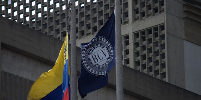 El dólar oficial cerró en 24,24 bolívares este 21 de marzo de 2023