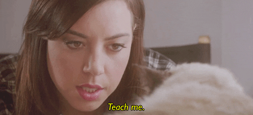 Aubrey Plaza queriendo aprender cosas de un gato con inteligencia artificial.- Blog Hola Telcel