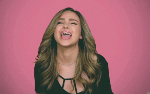 mujer feliz de que ahora podrá actualizar todos los estados de sus redes sociales con tan solo una publicación.- Blog Hola Telcel