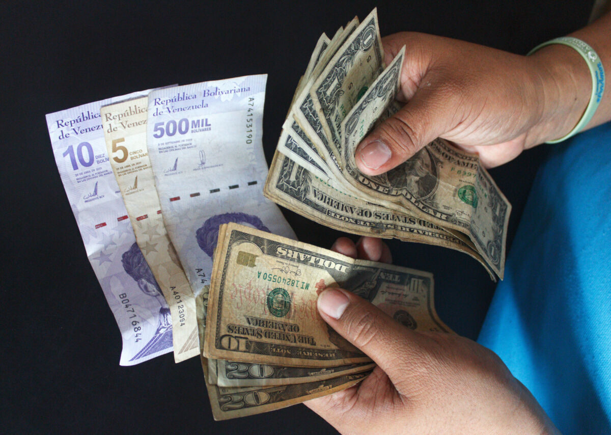 bolívares y dólares