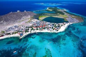 Consejos para viajar a Los Roques, recomendaciones de hospedaje, transporte y seguridad Imagen2 1 300x199 - Consejos para viajar a Los Roques, recomendaciones de hospedaje, transporte y seguridad