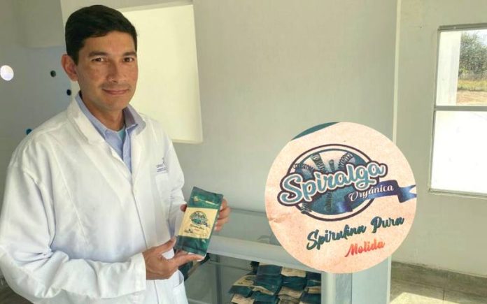Foto: Roger-Rivas-mostrando-la-spirulina-empacada-para-ser-utilizada-y-almacenada