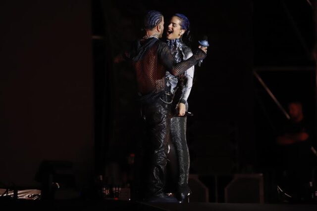 El Sumario - Rosalía derrocha emoción junto a Rauw Alejandro en Puerto Rico Rauw Alejandro y Rosalía