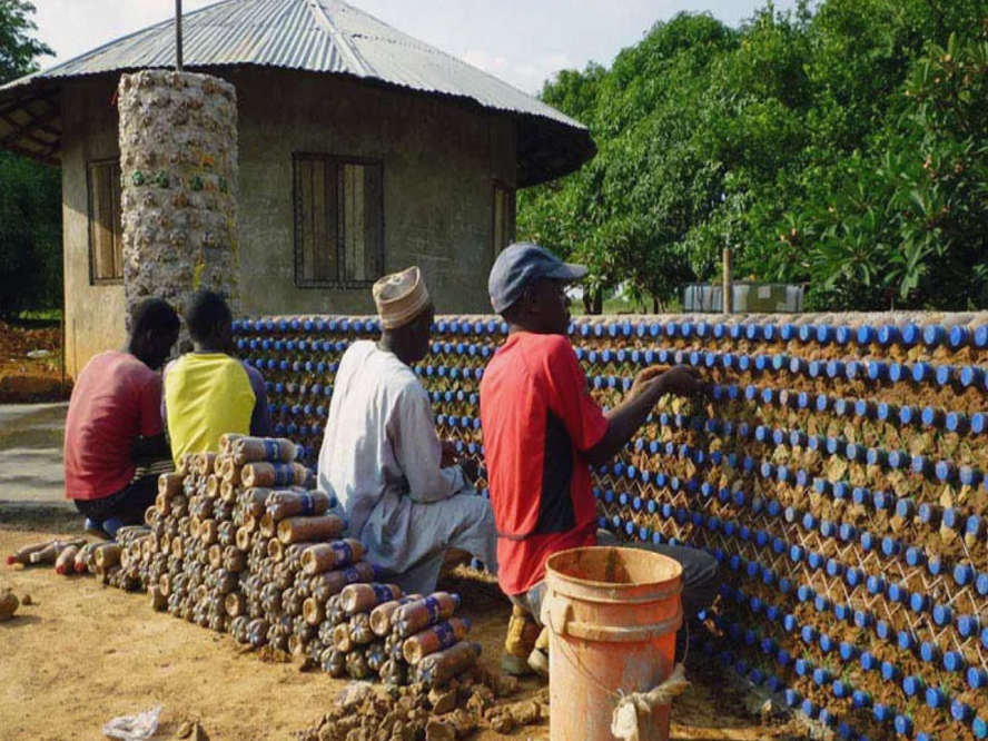 Construcciones Yamaro - Plástico; Funciona como material de construcción - FOTO