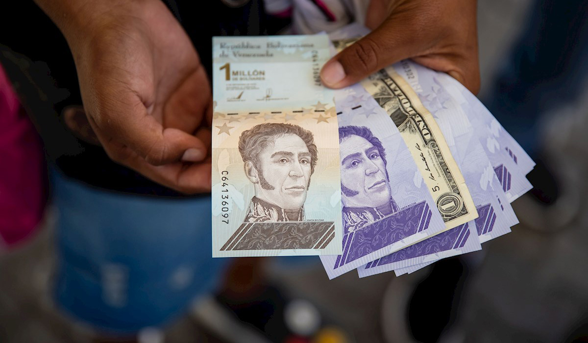 bolívares y dólares inflación