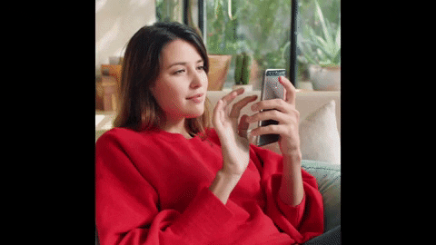 mujer viendo si su teléfono es compatible con eSIM.- Blog Hola Telcel