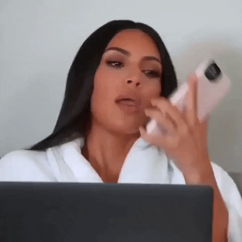 Kim contestando una llamada que sabe que van a colgar.- Blog Hola Telcel