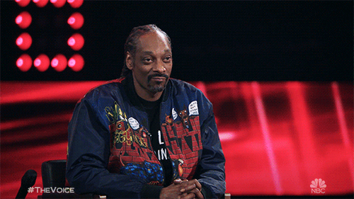 Snoop Dog levantando los pulgares como señal de aprobación de las nuevas novedades de privacidad y seguridad de Android 14.- Blog Hola Telcel