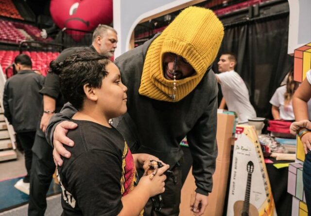 El Sumario - Fundación de Bad Bunny se prepara para entregar regalos en Navidad Bad Bunny - Navidad