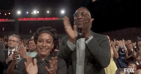 Mahershala ali aplaudiendo de pie en la gala de unos premios porque cada vez está más cerca su película de Blade.- Blog Hola Telcel