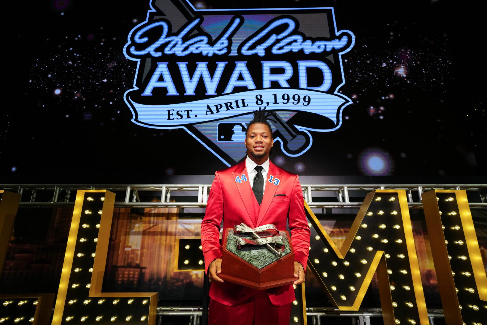 Acuña Jr. recibió el premio Hank Aaron de la Liga Nacional de la MLB