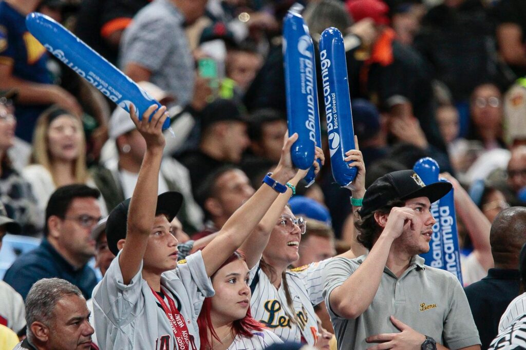 La Copa Bancamiga resultó un emocionante duelo entre los eternos rivales de nuestra pelota 2 Copa Bancamiga publico