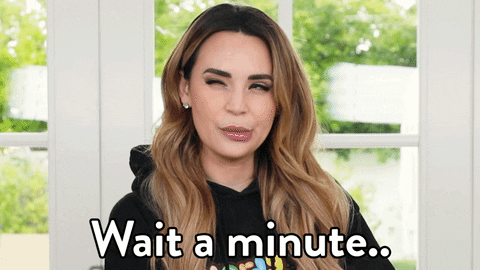 Mujer sentada diciendo "espera un minuto" instantes antes de recordar que una función similar a la de fijar mensajes en WhatsApp ya estaba disponible en Instagram.- Blog Hola Telcel