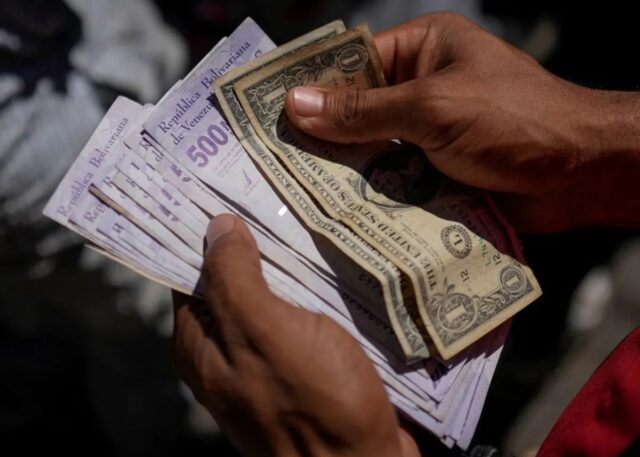 billetes - dólares y bolívares