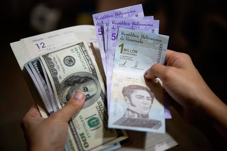 bolívares y dólares estadounidenses