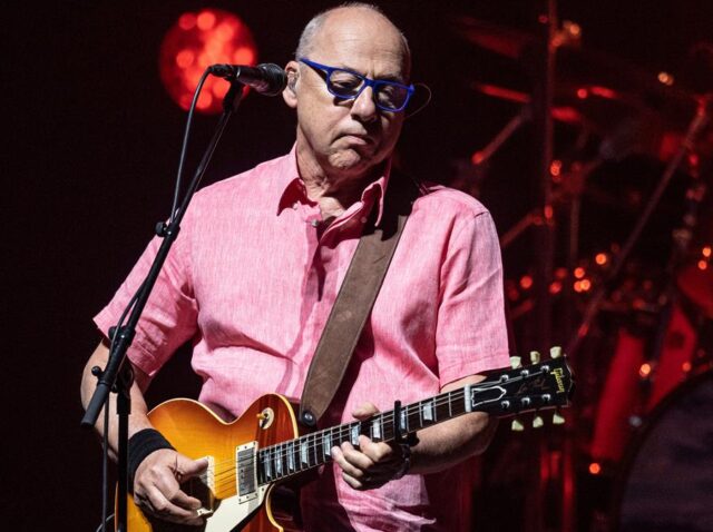 El Sumario - Subasta de guitarras de Mark Knopfler supera los 10 millones de dólares Subasta de guitarras