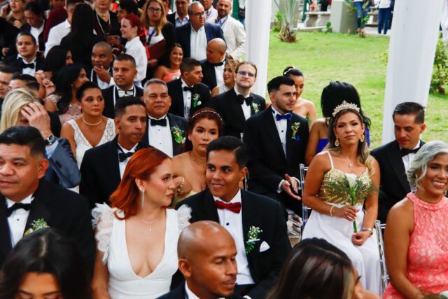 El Sumario - 21 parejas contrajeron matrimonio en la Plaza Francia de Altamira matrimonio