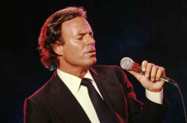El Sumario - Julio Iglesias colaborará con Netflix para producir una bioserie Julio Iglesias