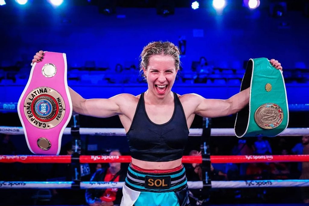 430022218 17993991221543615 4578856633424938174 n 1024x683 - Sebastian Cano Caporales: Sol Cudos venció en una guerra épica a Roxana Colmenarez y es la nueva monarca AMB Latina de peso mínimo