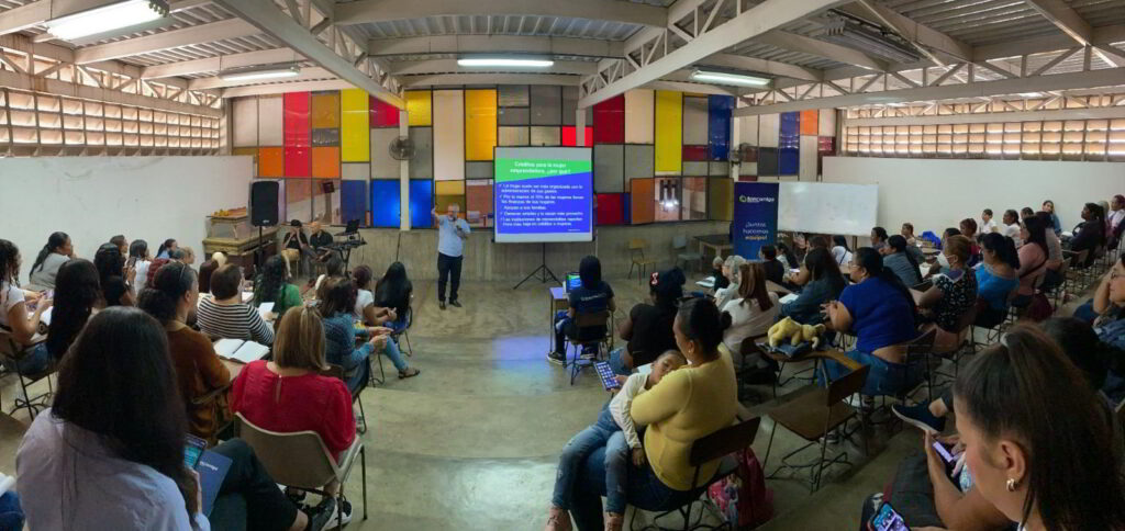 Bancamiga celebró el Día de la Mujer con emprendedoras comunitarias 1 Emprendedoras Dia de la Mujer Bancamiga DLL y ES