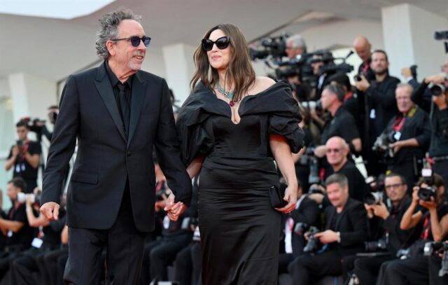 El Sumario - Burton y Bellucci abrieron la alfombra roja de Venecia Tim Burton y Monica Bellucci