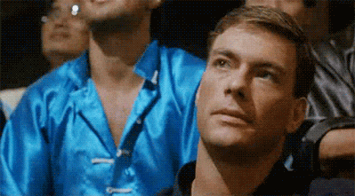 Van Damme apretando el puño de felicidad de que Fortnite está más cerca que nunca de volver a México.- Blog Hola Telcel 
