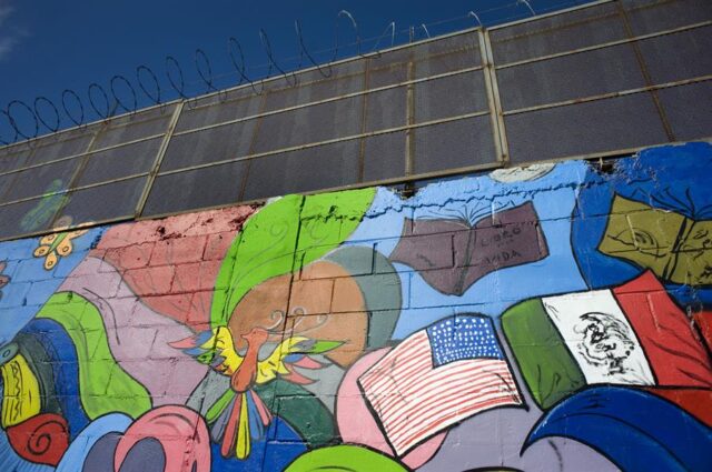 El Sumario - Crean fondo para apoyar artistas de la frontera EEUU-México arte migrantes