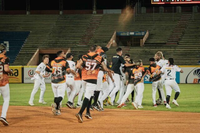 El Sumario - Águilas del Zulia ganó el tradicional juego de La Chinita Águilas del Zulia
