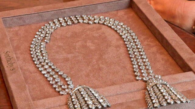 El Sumario - Subastan collar vinculado a María Antonieta por US$ 4,8 millones Collar - María Antonieta