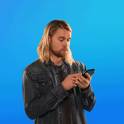 hombre dando me gusta a algo en su celular Hombre con celular dando me gusta a la nueva función de Android 15, Home Control que te permite controlar los dispositivos de tu hogar inteligente desde la pantalla de bloqueo.- Blog Hola Telcel