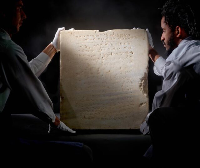 El Sumario - Subastarán tabla de 1500 años con los 10 Mandamientos Diez Mandamientos