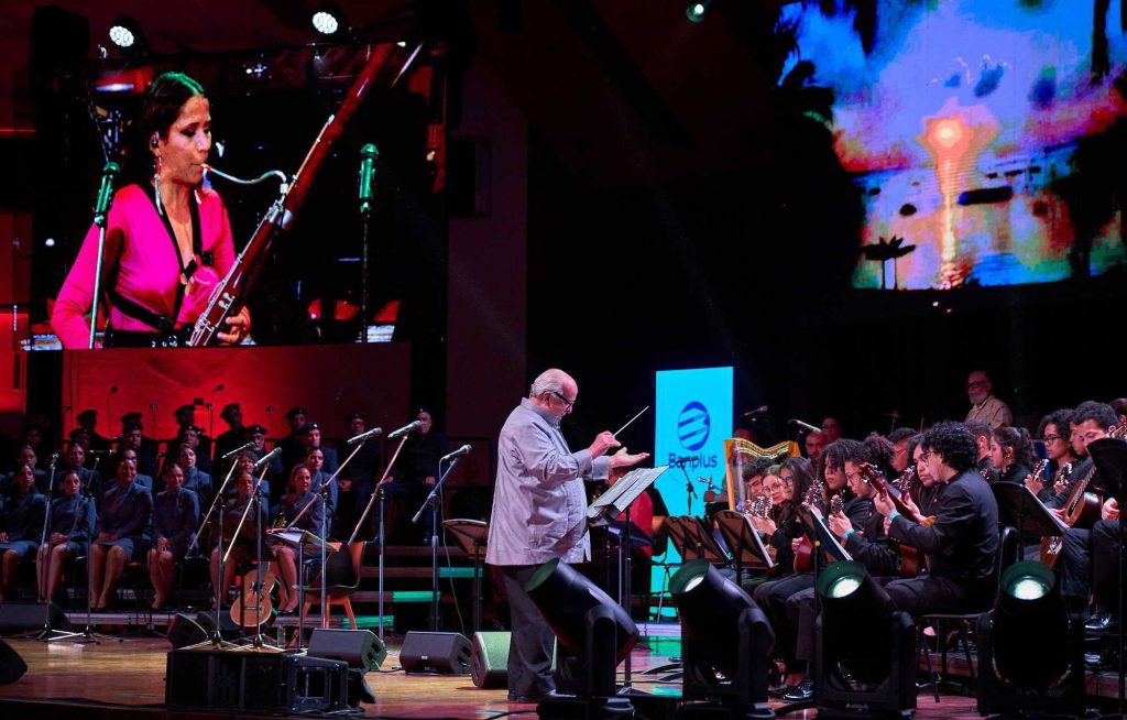 Maestro Miguel Delgado Estevez dirigiendo en los 18 anos de Banplus