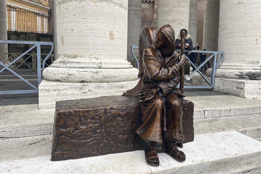El Vaticano dedica una nueva escultura a los más vulnerables en San Pedro