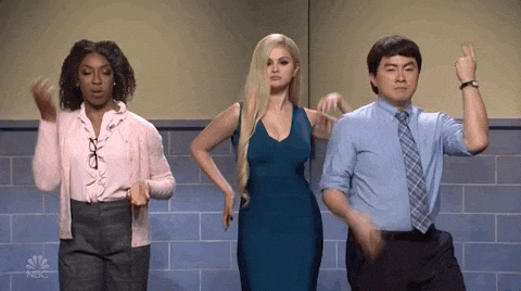 Selena Gómez junto a dos comendiantes bailando en Saturday Night Live Selena Gómez bailando de felicidad gracias a que su nuevo celular para influencers tiene espacio para todo.- Blog Hola Telcel