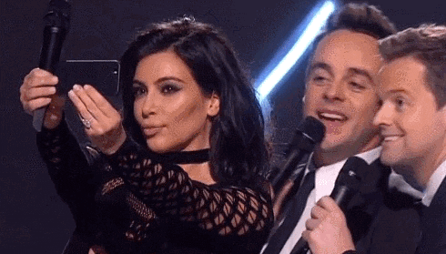 Kim Kardashian tomándose una selfie en una entrega de premios Una de las Kardashians tomándose una selfie con su celular para influencer junto a sus amigos en una entrega de premios.- Blog Hola Telcel