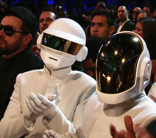 Daft Punk aplaudiendo en una ceremonia de premios al darse cuenta de todo lo que Internet hace posible para ellos cada día.- Blog Hola Telcel 